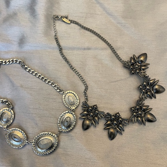 Set of 2 well loved sparkly costume jewelry necklaces - Picture 4 of 5